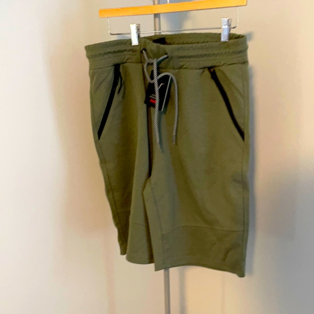 Olive fleece jogger shorts (size M) Verde